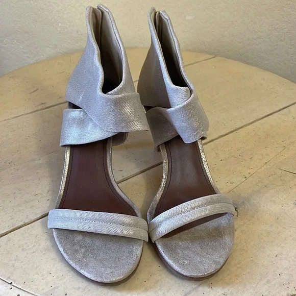 NEW Donald J. Pliner Tilly Gold Shimmer Leather/Fabric Sandal 3.5" Heel 8.5M - Picture 3 of 10